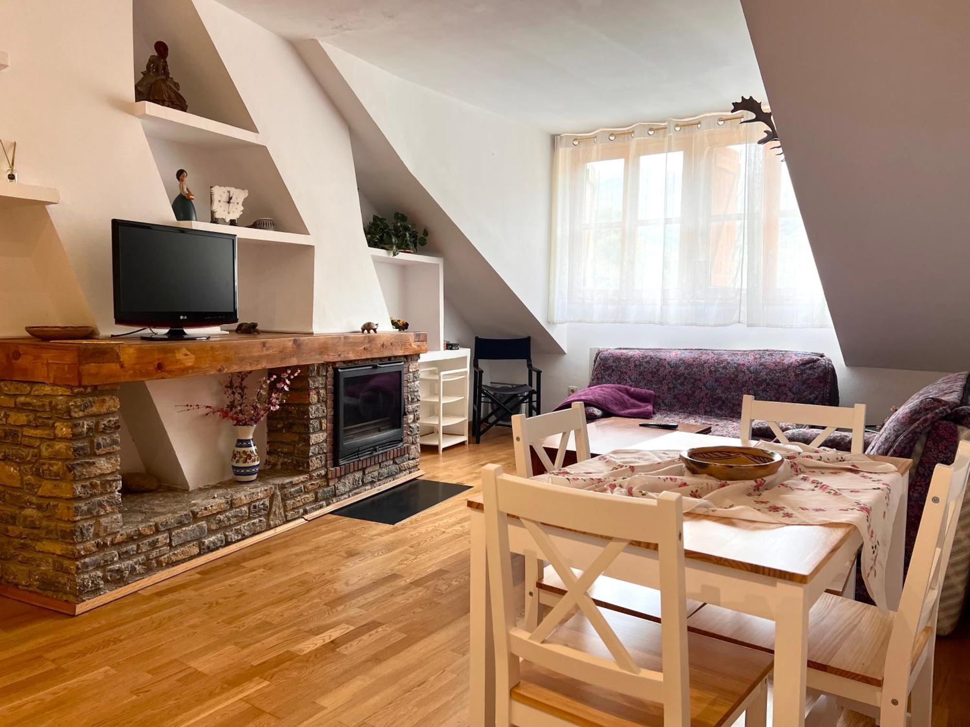 Apartamento Centrico Con Parking - L'Amfitriona Rialp Exterior photo